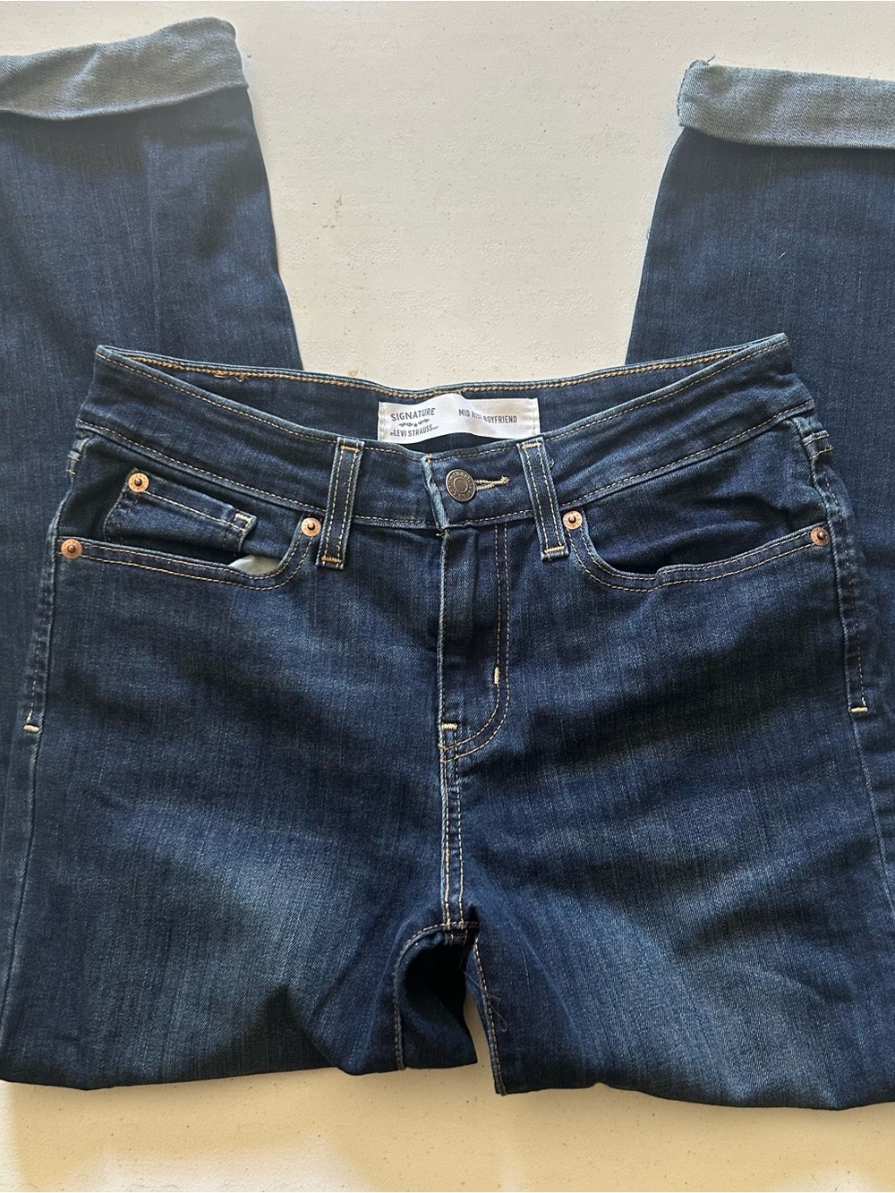 Levi's Signature Mid Rise Boyfriend Jeans in size 4.